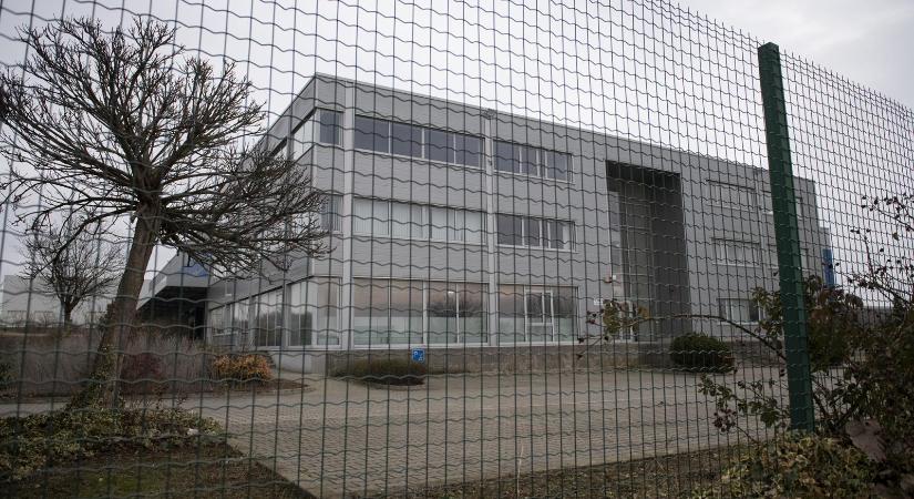 Titokban tesztelték a sóskúti akkufeldolgozót, ömlött a grafitot tartalmazó por az üzem gépeiből