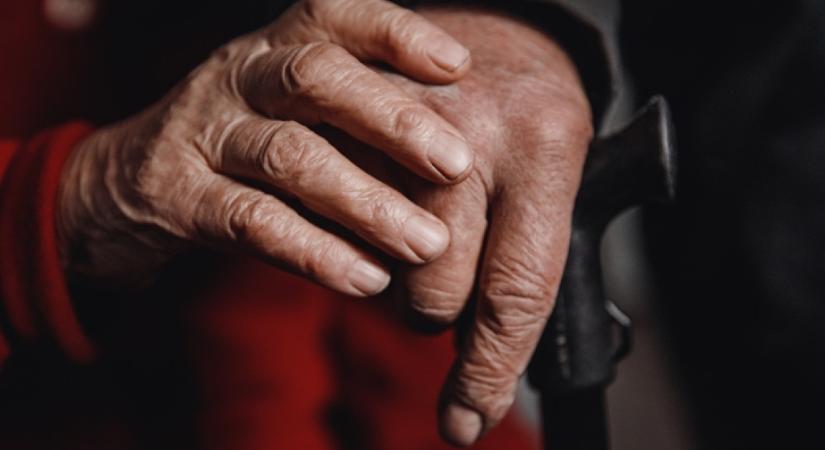 Újabb illegálisan működő szociális otthonra került lakat: a legkevesebb nyugdíjat kapó időseket a pincébe száműzték