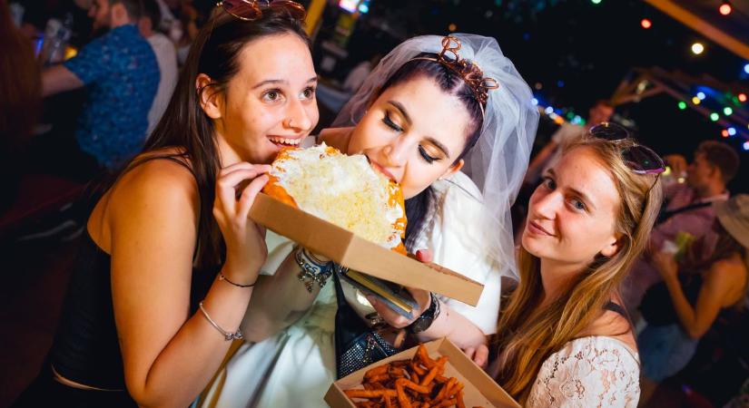 Nagyot húzott a Sziget: délután olcsóbban, este a tavalyi árakon vehetik a sört a fesztiválozók – idén is készülnek pénztárcabarát ételekkel