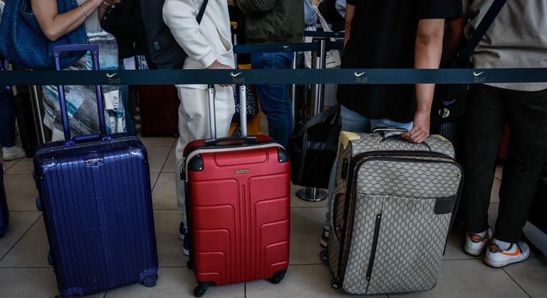 Ez történik, ha téglával, vasalóval, bilinccsel és Erős Pistával akar becsekkolni a repülőgépre