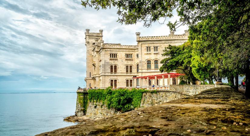 Romantikus pompa a Trieszti-öbölben: a Miramare kastély parkja