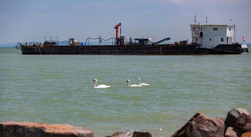 Milliárdos iszapkotrás jön a Balatonon