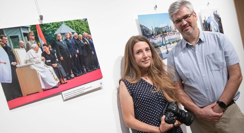 Elkapott szent pillanatok: az apát az állatokat gondozza, a pápa a repülőgépről integet (galéria, videó)