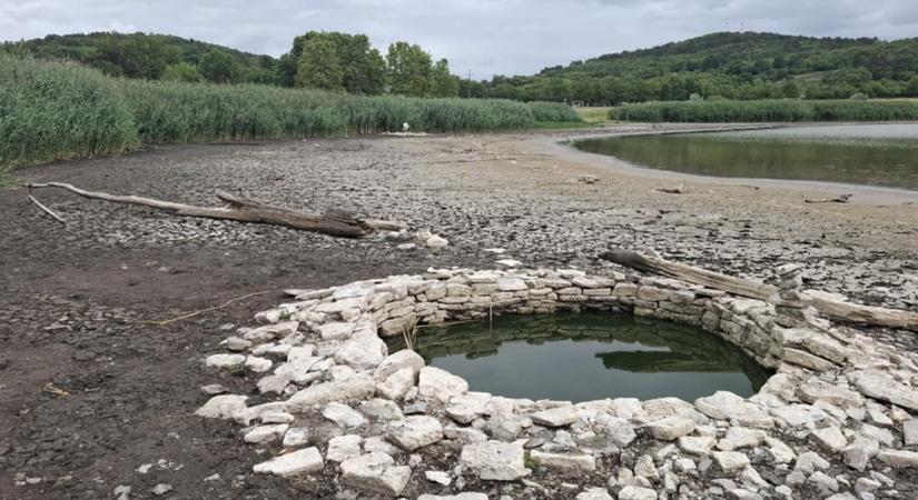Rejtélyes objektumok bukkantak elő a tómederben az aszály miatt