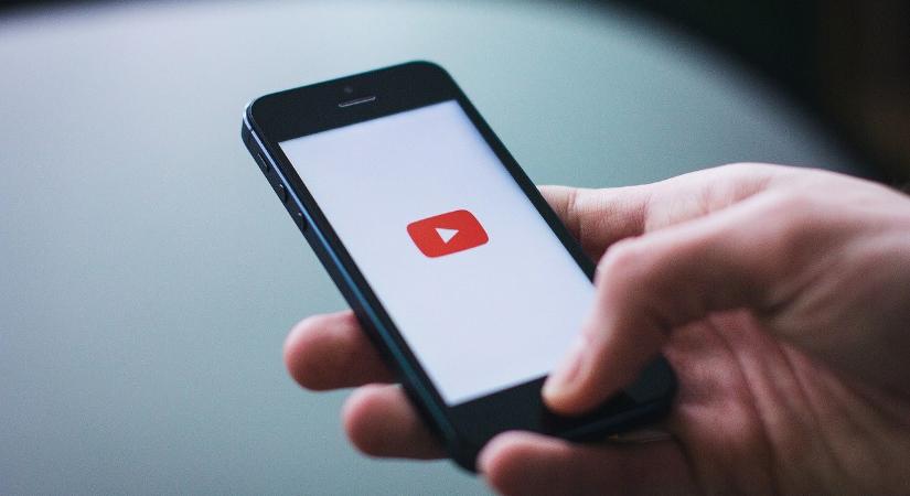 Már csak alvás közben tesszük le a telefonunkat? Döbbenetes kutatás jelent meg