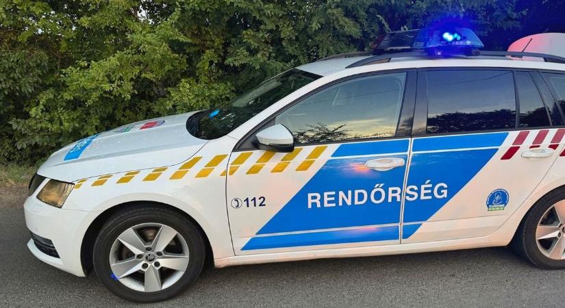 A motor is kiszakadt az autóból, mentőket riasztottak a helyszínre