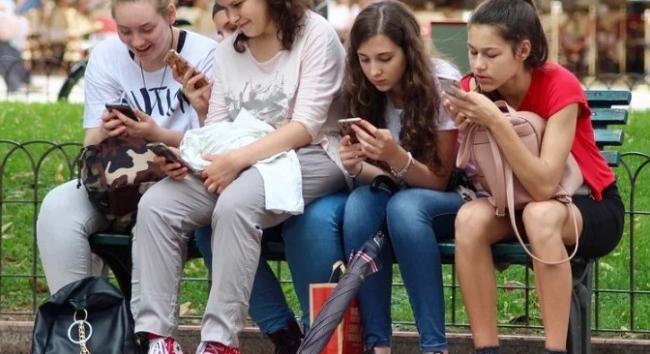 Alvás után azonnal Facebook: így hat a mobilhasználat a mentális egészségünkre