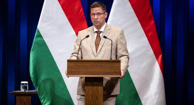 Rendhagyó Kormányinfó: Gulyás Gergelyék mellé érkezik egy harmadik személy is