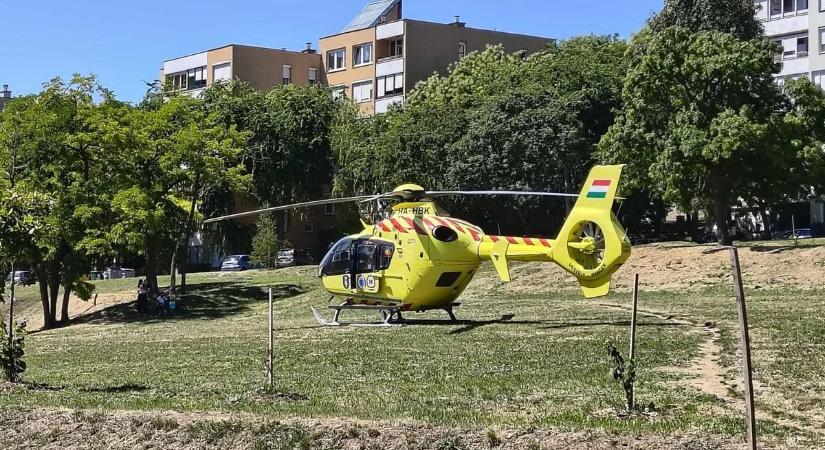 Mentőhelikopter érkezett az iskolához, küzdenek a kislány életéért