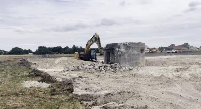 Betonba zárt történelem: bontják a hidegháborús bunkert Mórahalmon, de a múlt nem adja magát könnyen