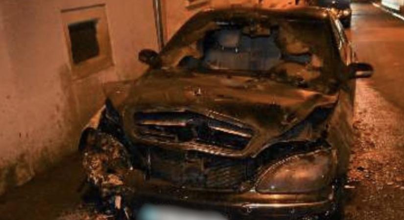 Egy szolnoki apa-fia páros ásóval és lapáttal bántalmazott egy fiatalabb párt, majd felgyújtották az autójukat