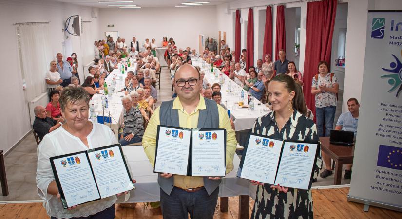 Átadták a felújított kultúrházat, valamint új együttműködési megállapodást írtak alá Apácaszakállason