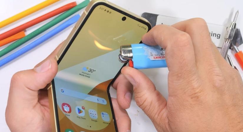 Égették, karcolták, nyúzták: tortúrateszten a hajlítható kijelzős Samsung Galaxy Z Flip7