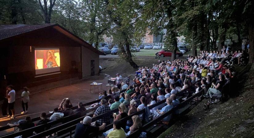 Sikert aratott a kertmozi Ajnácskőn