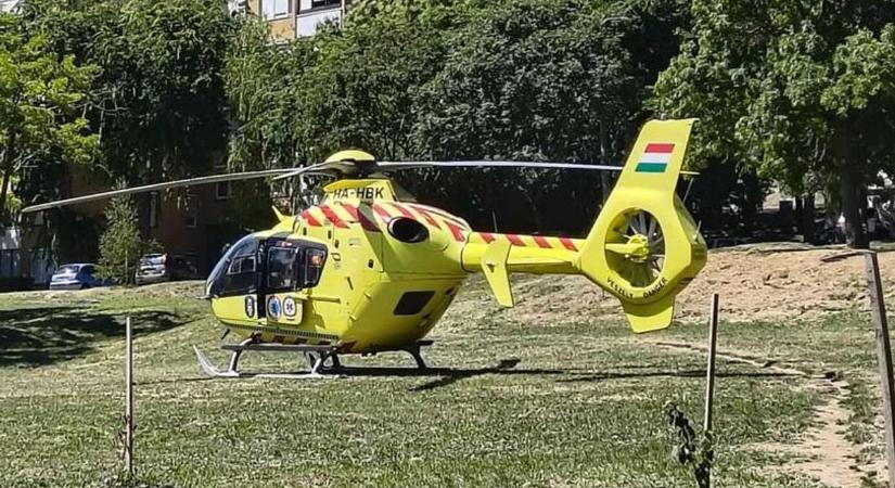 Mentőhelikopter érkezett az iskolához, Pécsre hozták a kislányt, akinek az életéért küzdöttek (VIDEÓ!)