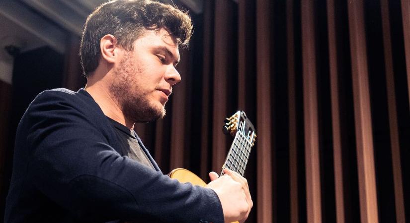 Sok jó zene után, felhőtlen pihenés a terv – Barokk gitárját várja Pásztor Ádám (INTERJÚ)