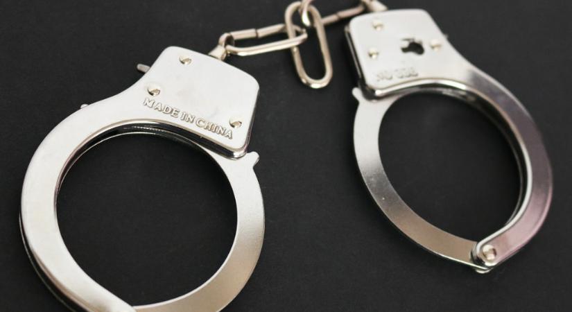 Szexuális erőszak gyanújával letartóztattak egy budapesti rendőrt