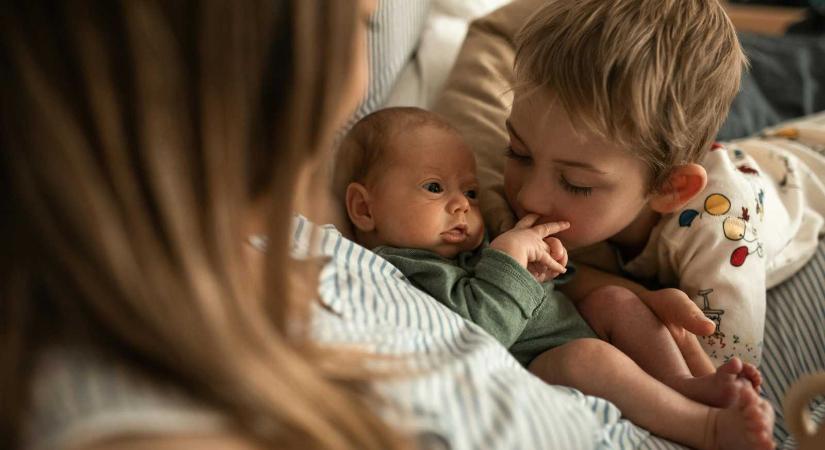 „Aberráns” helyzet: a gyesen lévő várandós anyáktól is levonják az egészségbiztosítást