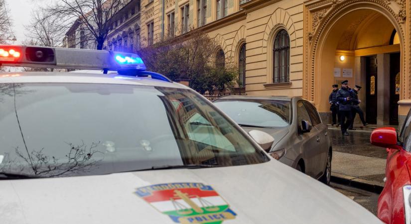 Lapáttal és autóval támadt apa és fia egy külföldi párra – az egyik elkövetőt még keresik