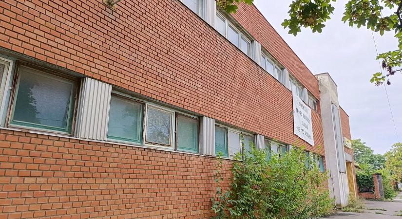 Nyitva találtuk a makói kolbászgyár kapuját, belestünk a legendás épületbe, ami 24 éve vár új gazdára