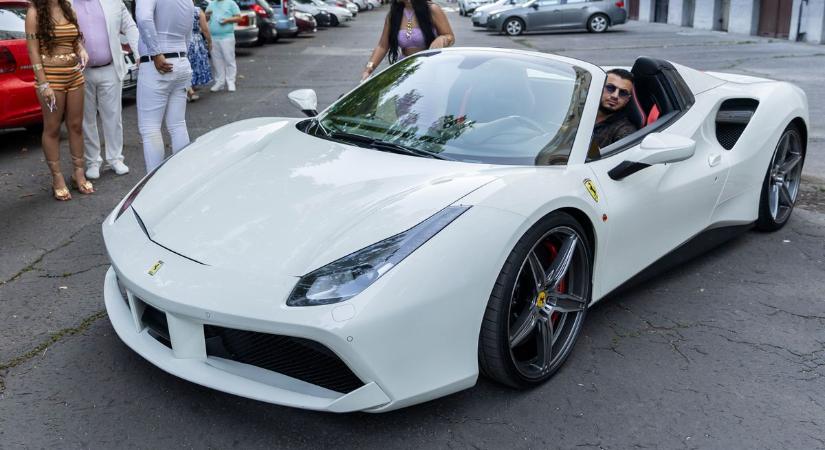 Hófehér Ferrari és fullos csajok a Fényesudvarban - ekkora bulit még nem látott a lakótelep! - fotókkal, videóval