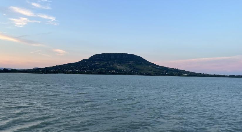 Így nyaralnak itthon a magyarok – a balatoni strandolás mindent visz!