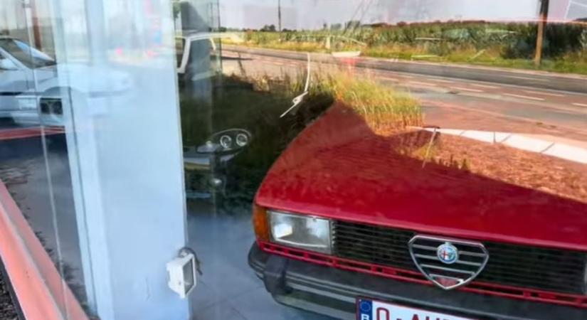 Alfa Romeók tucatjai porosodnak egy elhagyatott kereskedésben