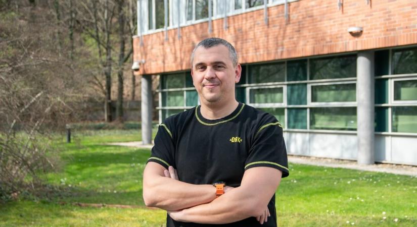 Cseh László már villanyszerelőként dolgozik – ez az első fontos megbízása