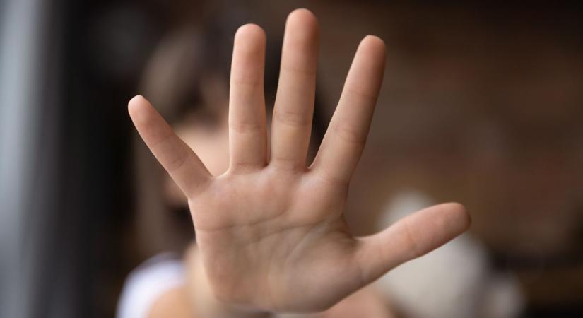 Néma segélykéréssel menekült meg egy nő a bántalmazótól, életet mentett egy mozdulat