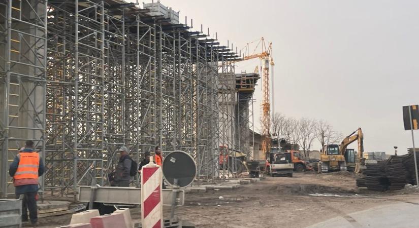 Negyven alvállalkozóval dolgozott a Starting, mert nem volt megfelelő kapacitása a gyorsvasút építéséhez