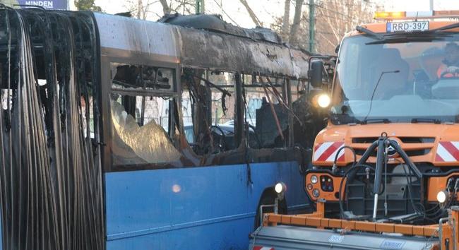 Brutális fotók érkeztek az Óbudán leégett buszról - csak a szerencsének köszönhetően nem lett tragédia