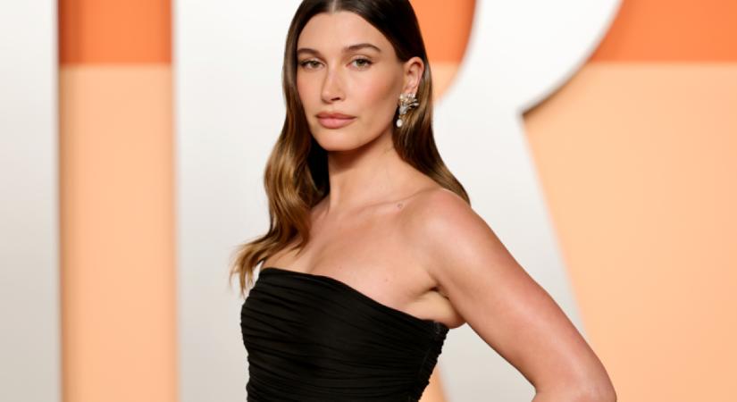 Botrányos, milyen ruhában ment egy esküvőre Hailey Bieber