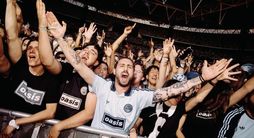 Negyedmillió korsó sör koncertenként: rekordot döntöttek a Wembley-ben az Oasis-rajongók