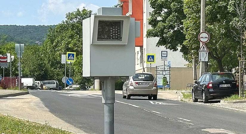 Rettegnek az autósok, ünnepelnek az önkormányzatok – Átlépte a 200-at a traffiboxok száma