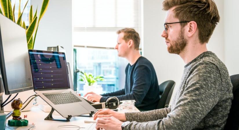 A bruttó hazai átlagkeresetnél is többet kapnak a junior informatikusok