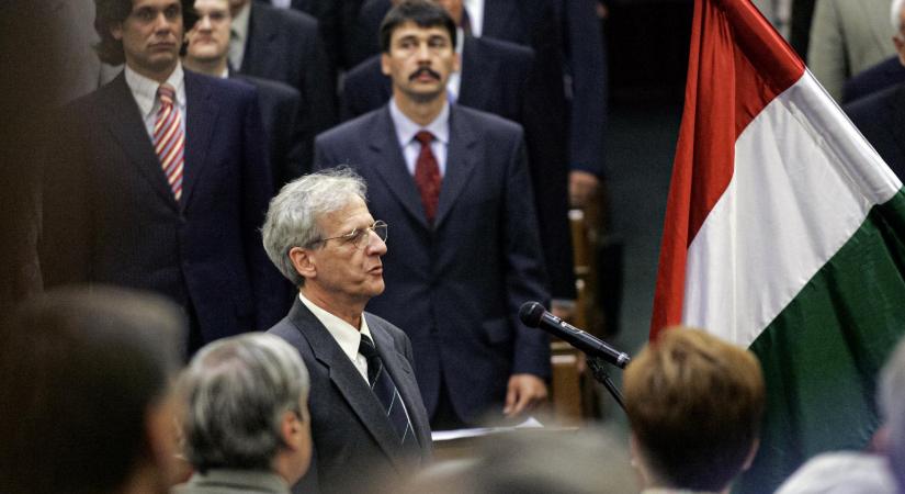 Sólyom László volt az utolsó köztársasági elnök, azóta pártpolitikai hivatallá silányult Magyarországon az államfői tisztség