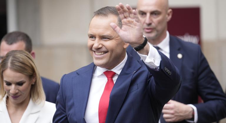 Az eddig sem túl békés időknek vége, az új elnök Orbán Viktor riválisának a bukását is hozhatja