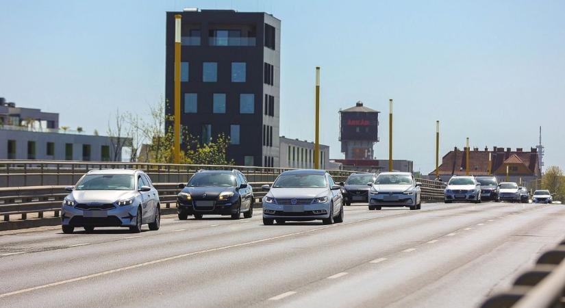 Akkor is bemérhet a traffipax, ha egy másik autó takarásában vagyunk? A rendőrség válasza meglephet!