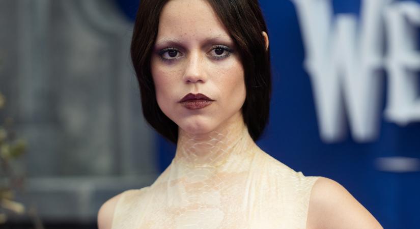 Mindenki Jenna Ortega ruháiról beszél: ezeket viselte a Wednesday 2. évadának bemutatóin