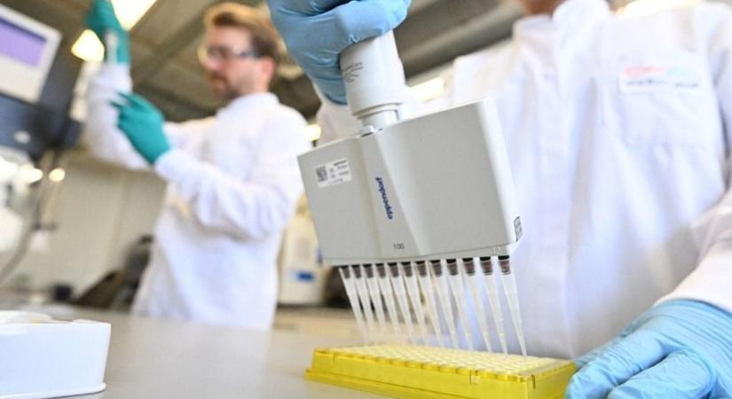 Óriási pofont kapott a Pfizer és a Moderna: megszületett Amerika várva várt döntése a Covid-oltásokról