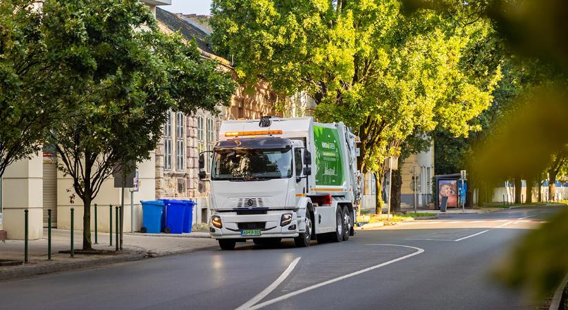 Megkezdték munkájukat az új elektromos kukásautók Debrecenben