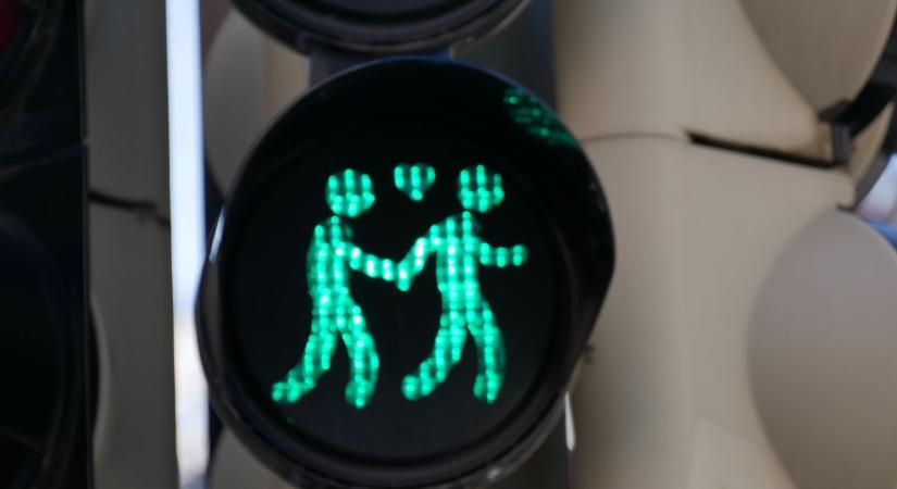 Zöld program: Leszbikus párok és meleg férfiak fénylenek az utcán