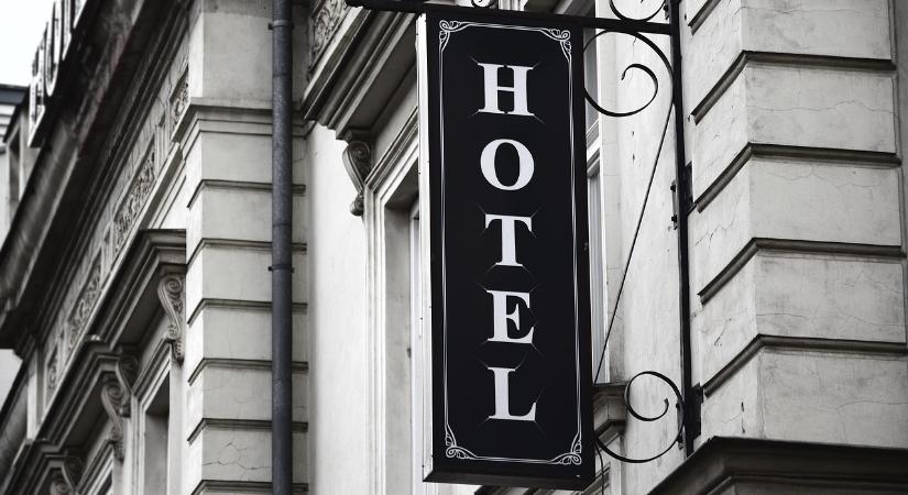 Száznál több hazai turisztikai cég perli a Bookingot
