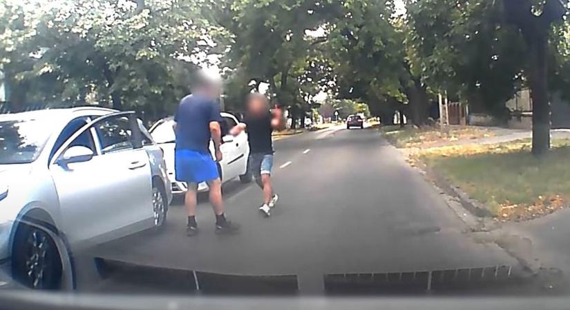 Kipattant a kocsiból, kalapácsot rántott és félmeztelenül őrjöngött egy férfi ( videó)