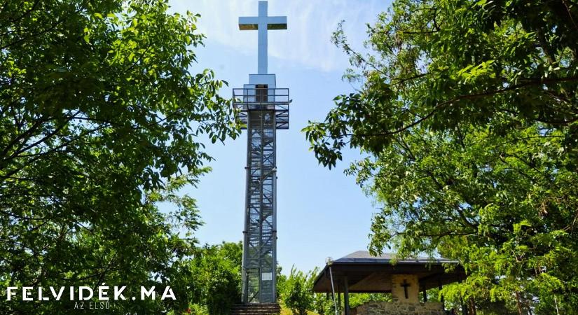 Várják az adományokat a lévai kálvária kilátójának felújítására