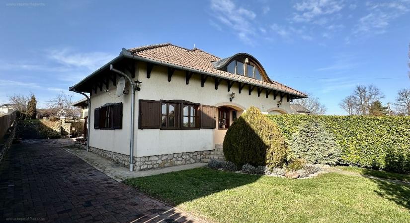 Mesébe illő családi ház a Balaton szomszédságában