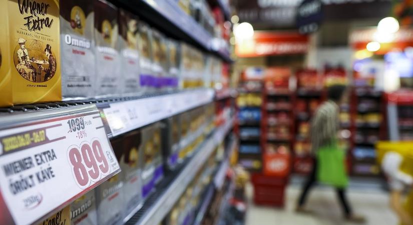 Enni-tankolni kellett, ruhát-cipőt meg inkább neten rendeltünk - íme a friss kiskereskedelmi adatok