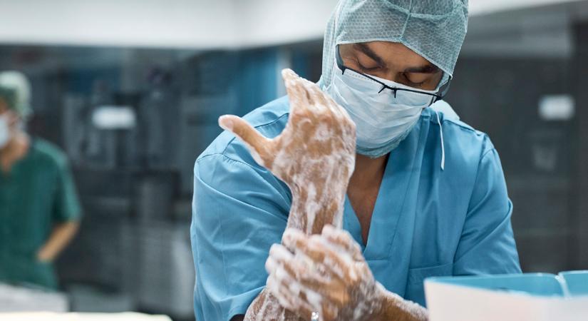 Ásványvízzel kellett bemosakodni a műtéthez a székesfehérvári kórházban