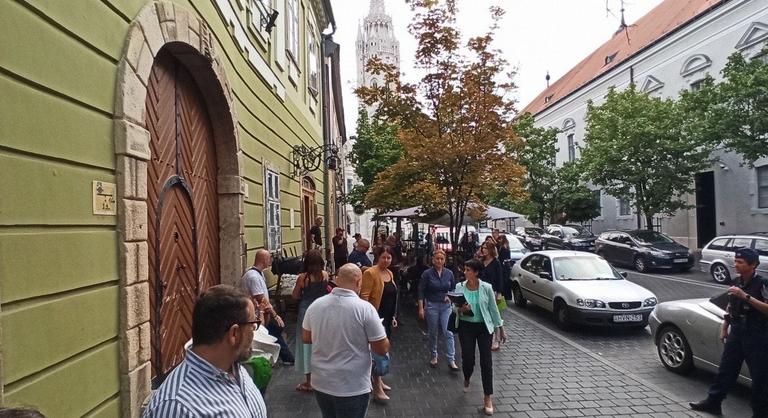 Elindult a végrehajtás, kipakolják a Budai Vár történelmi cukrászdáját