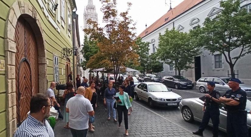 Elege lett az önkormányzatnak: visszaveszi Magyarország egyik legrégebbi cukrászdáját, zajlik az akció – farkasszemet néznek a rendőrök az üzemeltetővel